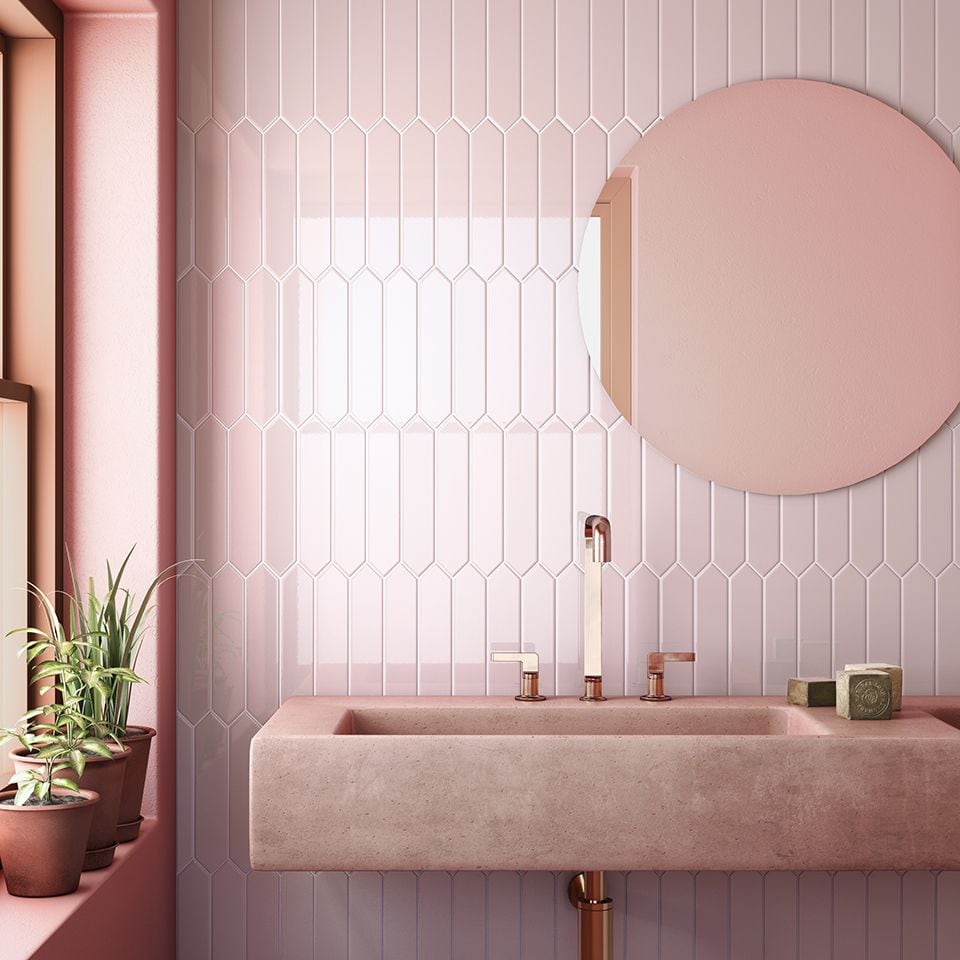 Baño con azulejos de color rosa