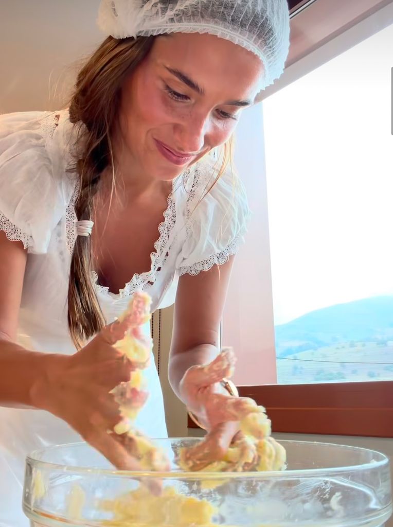 María Pombo, haciendo el sobado manual