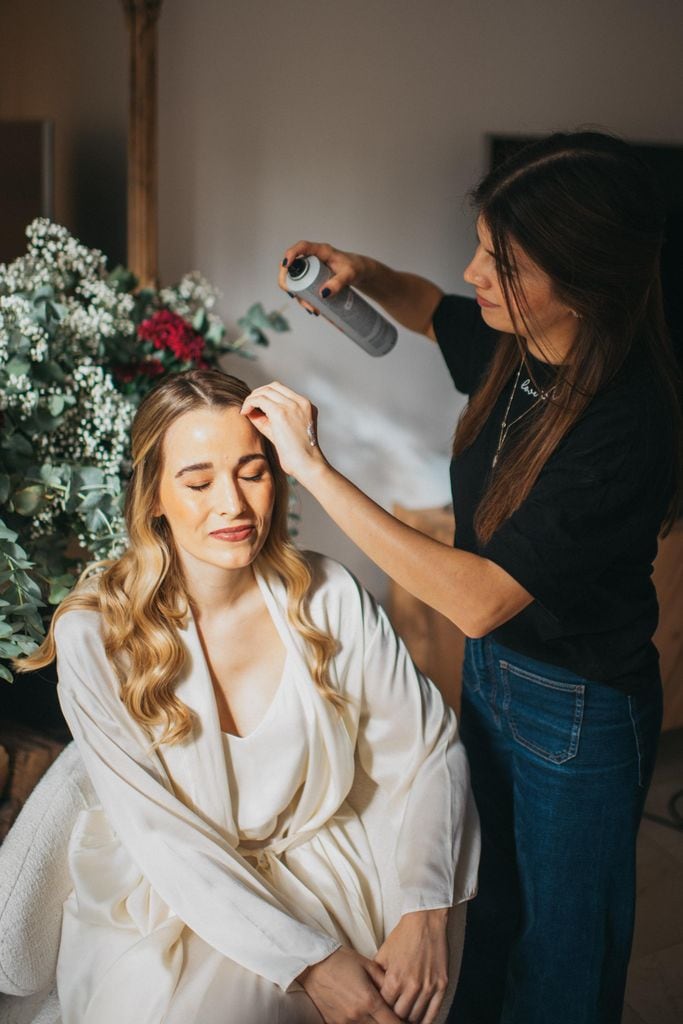 Sylvia Salas el día de su boda siendo peinada por su estilista