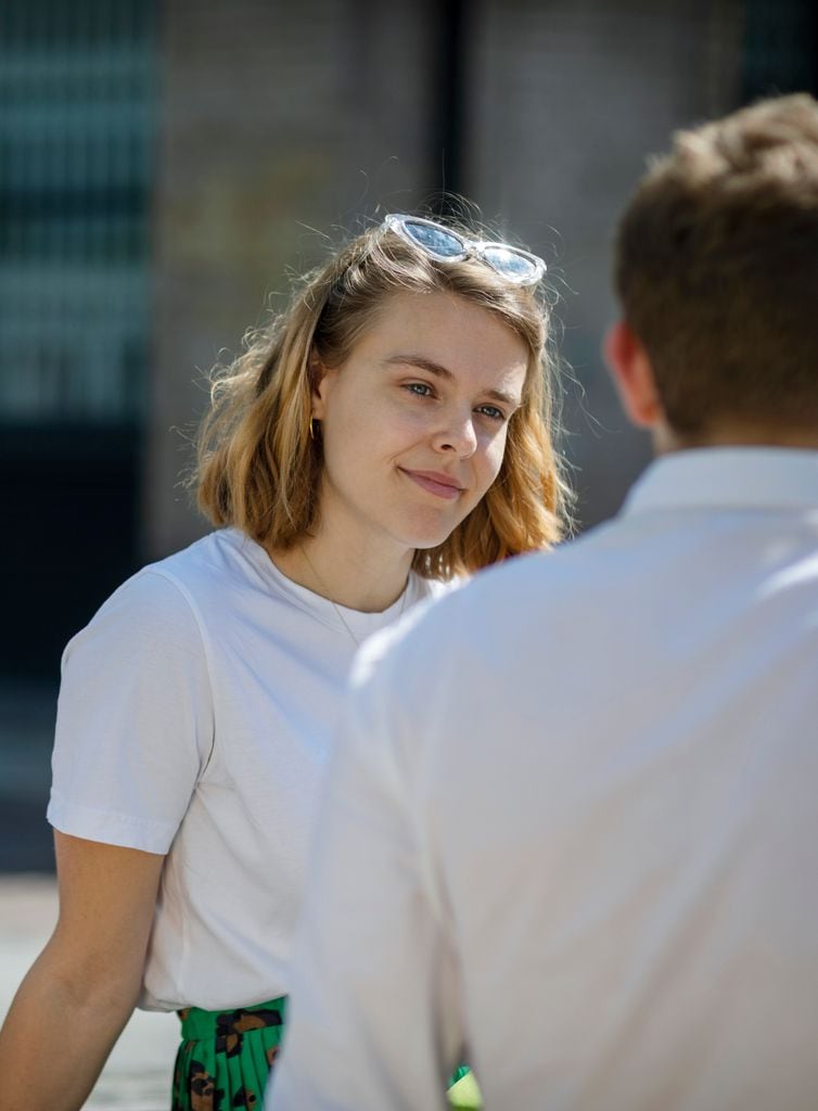 chica escuchando amigo