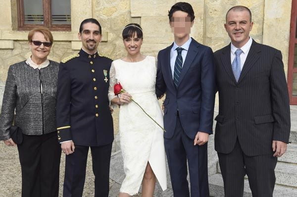 Los novios han querido celebrar una ceremonia muy íntima en la que han estado acompañados por su familia
