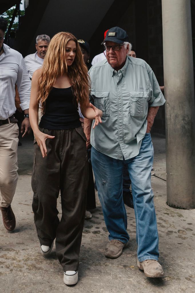 La artista ha estado acompañada por el filántropo Howard Graham Buffett, hijo del multimillonario Warren Buffett, con quien impulsará la construcción de diez nuevas escuelas