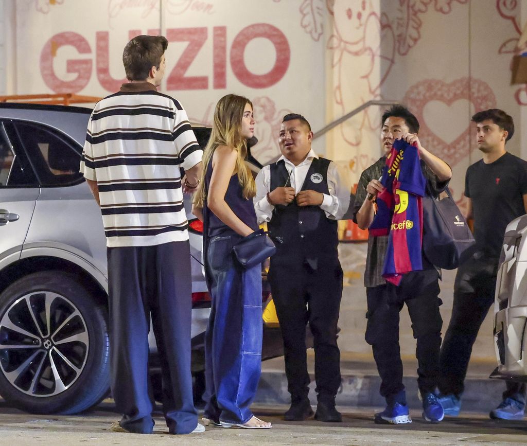 Gerard Piqué y su novia Clara Chía fueron abordados por un fan a su salida del restaurante.