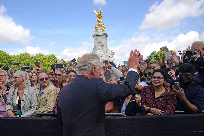 carlos iii en buckingham con multitudes