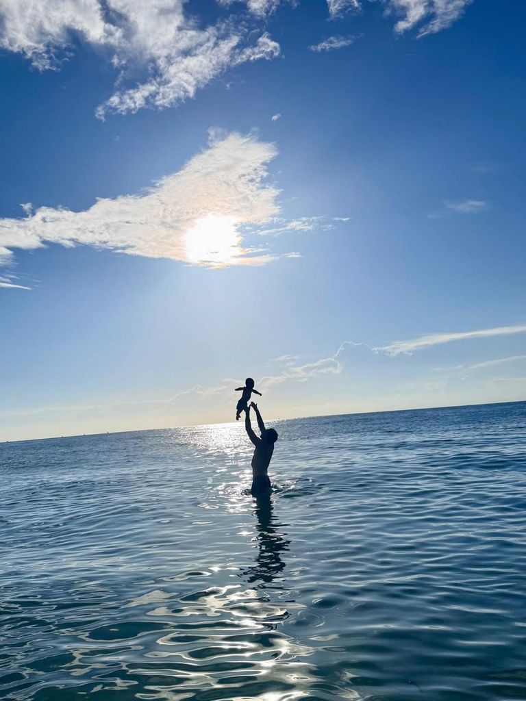 Joaquim Valente con su bebé en la playa