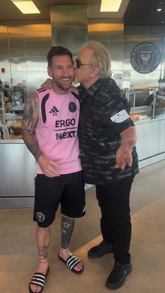 Carlos Villagrán le dio un beso en la mejilla a Messi