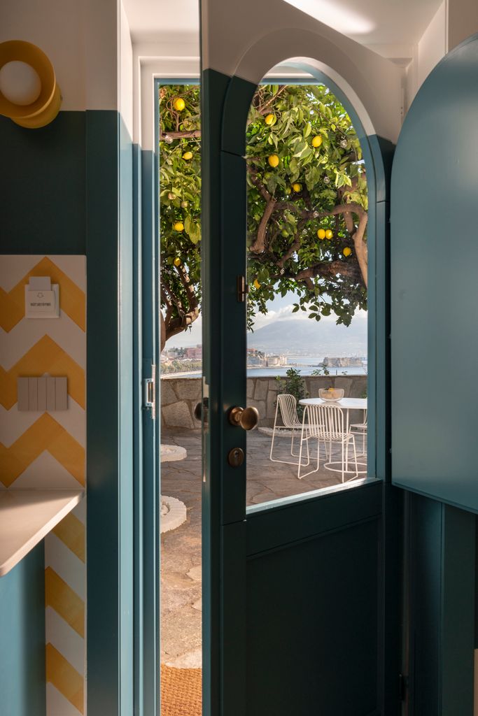 Puerta de acceso a la vivienda, con una ventana integrada
