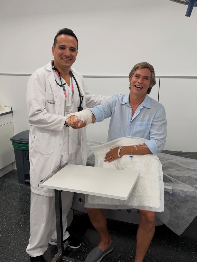 Carlos Baute sufrió una fractura de muñeca tras una caída mientras practicaba surf, apenas unas horas antes de iniciar su nueva gira de conciertos