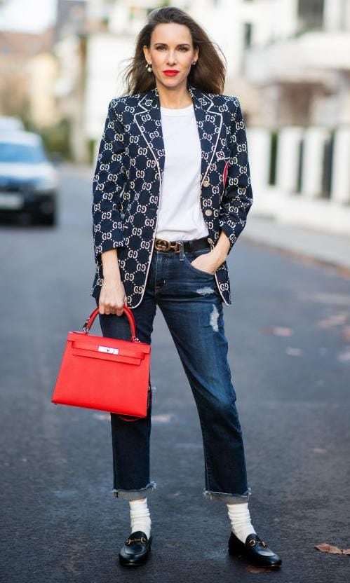 alexandra lapp con look de jeans y mocasines con medias blancas
