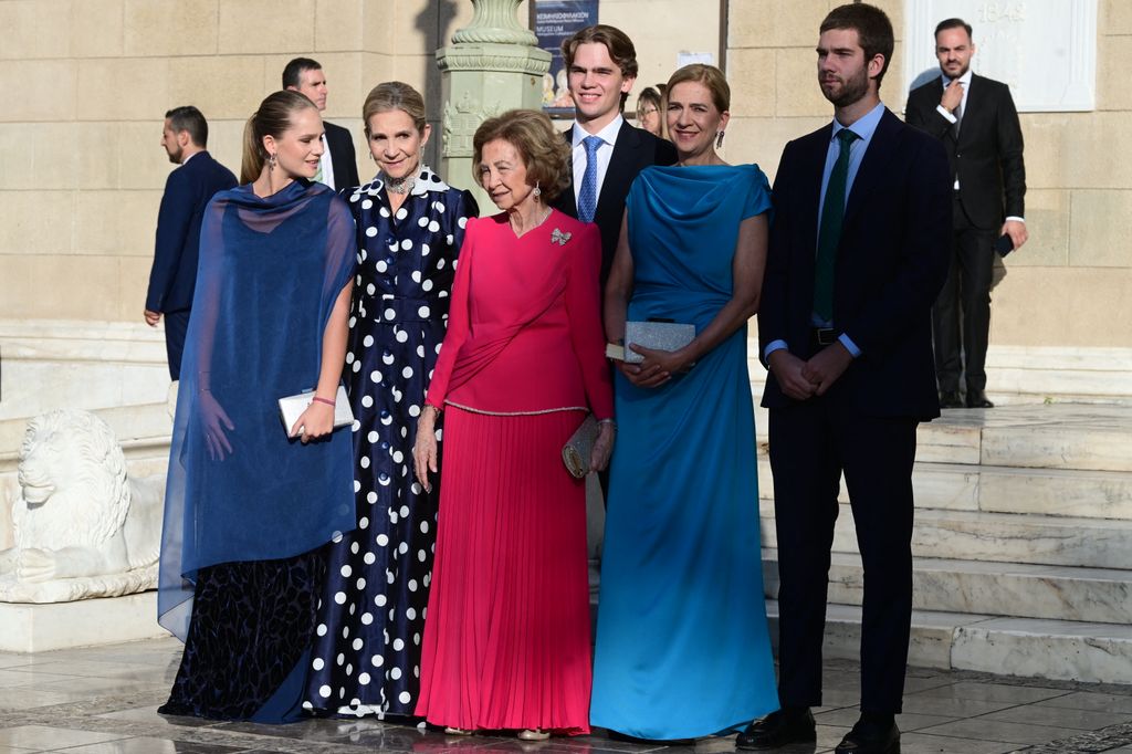 En la imagen, la infanta Elena, la reina Sofía y la infanta Cristina con sus hijos, Irene, Miguel y Juan en la boda de Teodora de Grecia y Matthew Kumar