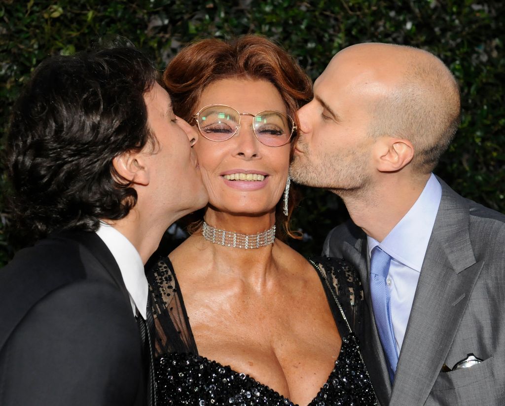 La actriz posa con sus hijos, Carlo y Edoardo, durante un homenaje 