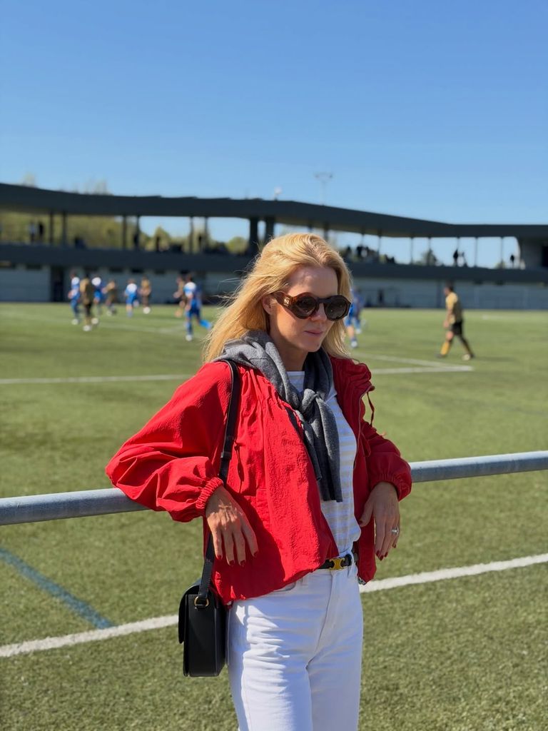 Amelia Bono con look rojiblanco en Oviedo.