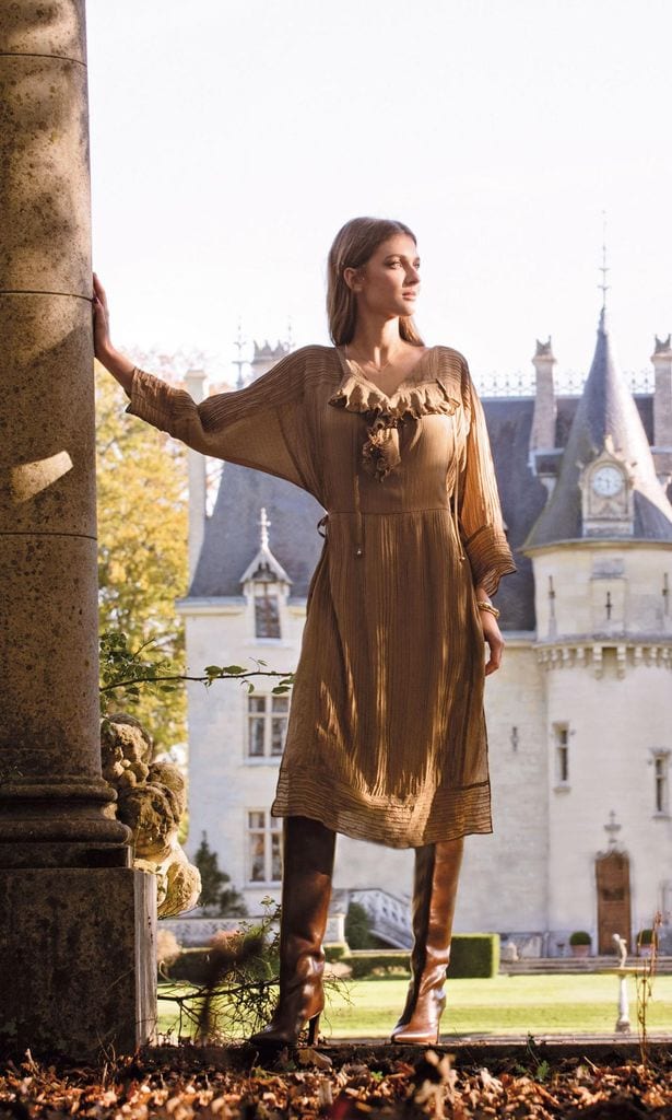 Inés Laffón posa con el imponente castillo de su familia al fondo