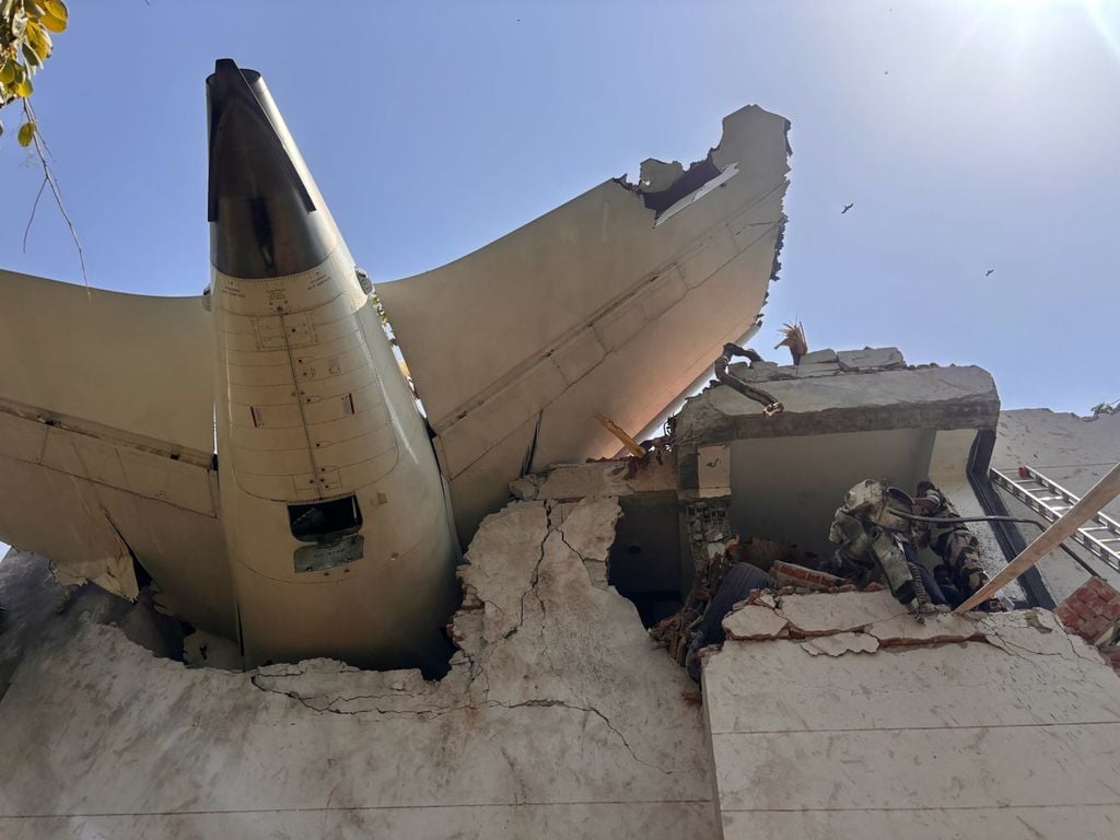 Así quedó el avión del vuelo AI171 tras estrellarse en la la zona residencial Meghani Nagar
