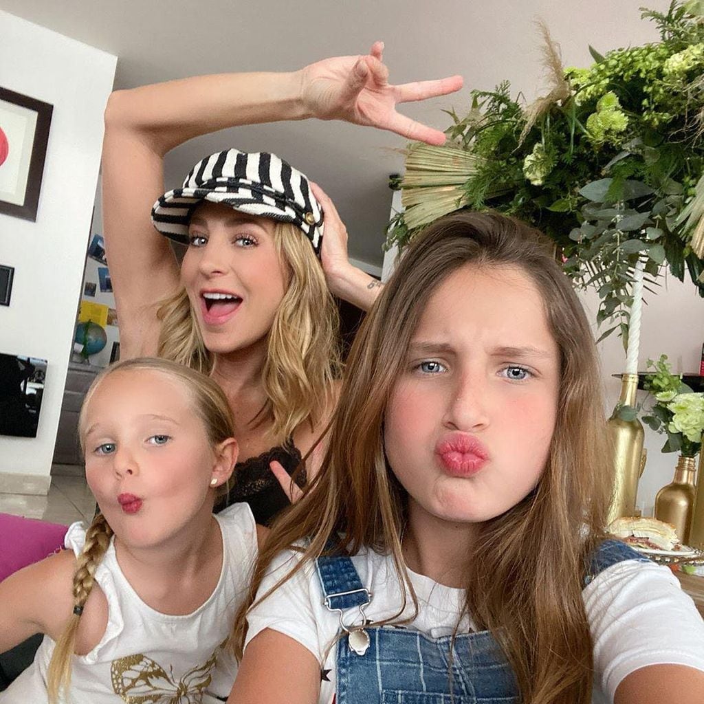 Geraldine Bazán y sus hijas