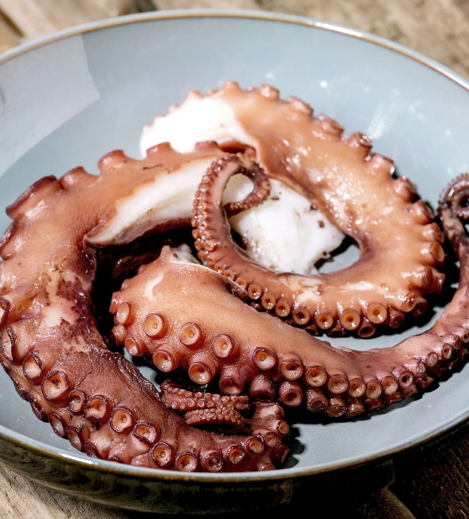 Patas de pulpo cocido, ingrediente ideal para infinidad de ensaladas.
