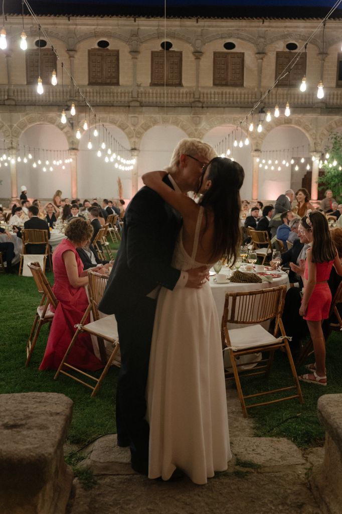 Los novios se besan en un momento de la cena