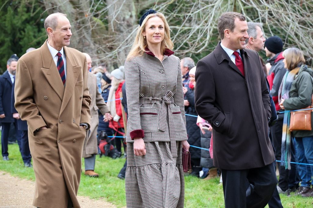 El príncipe Eduardo, Harriet Sperling y Peter Phillips

