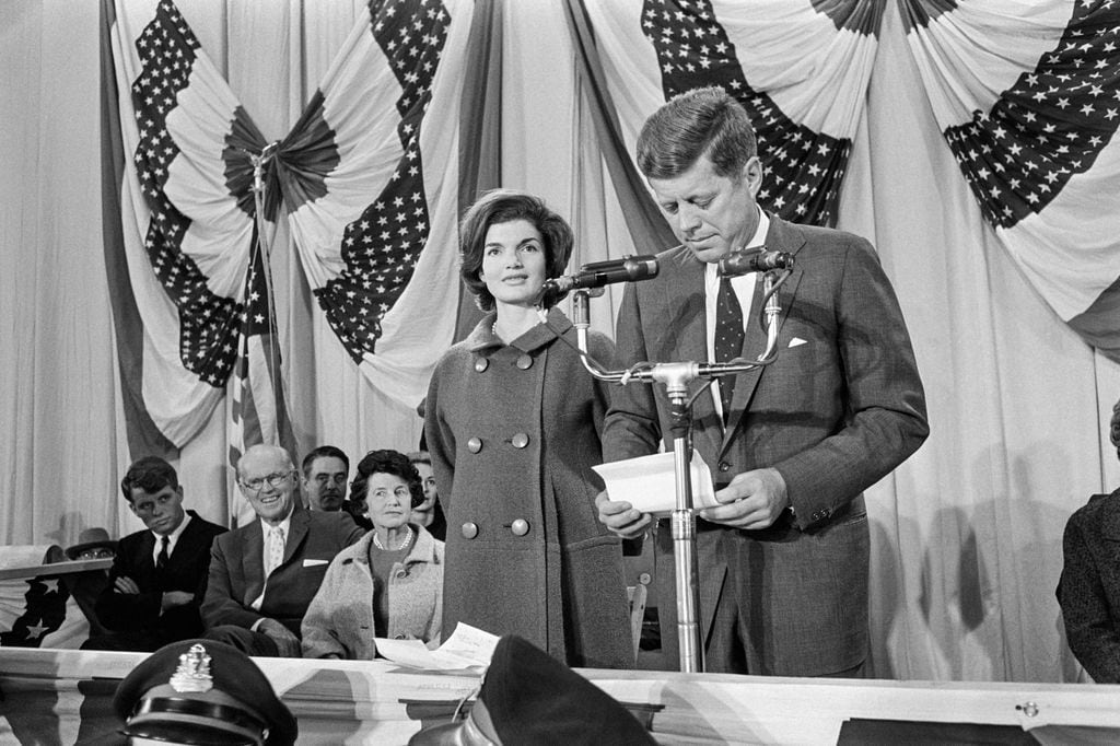 El presidente electo de EE. UU. John Fitzgerald Kennedy, junto a la primera dama Jacqueline Kennedy, se prepara para pronunciar su discurso de victoria