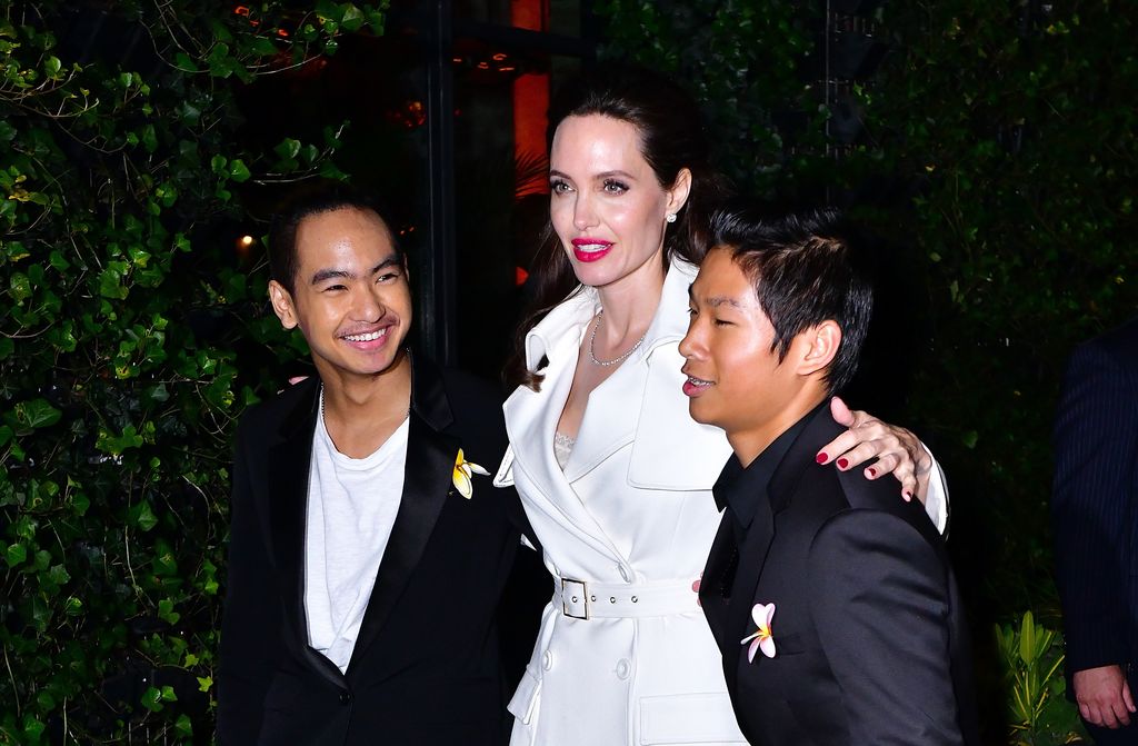 Angelina con sus hijos Maddox y Pax en Nueva York