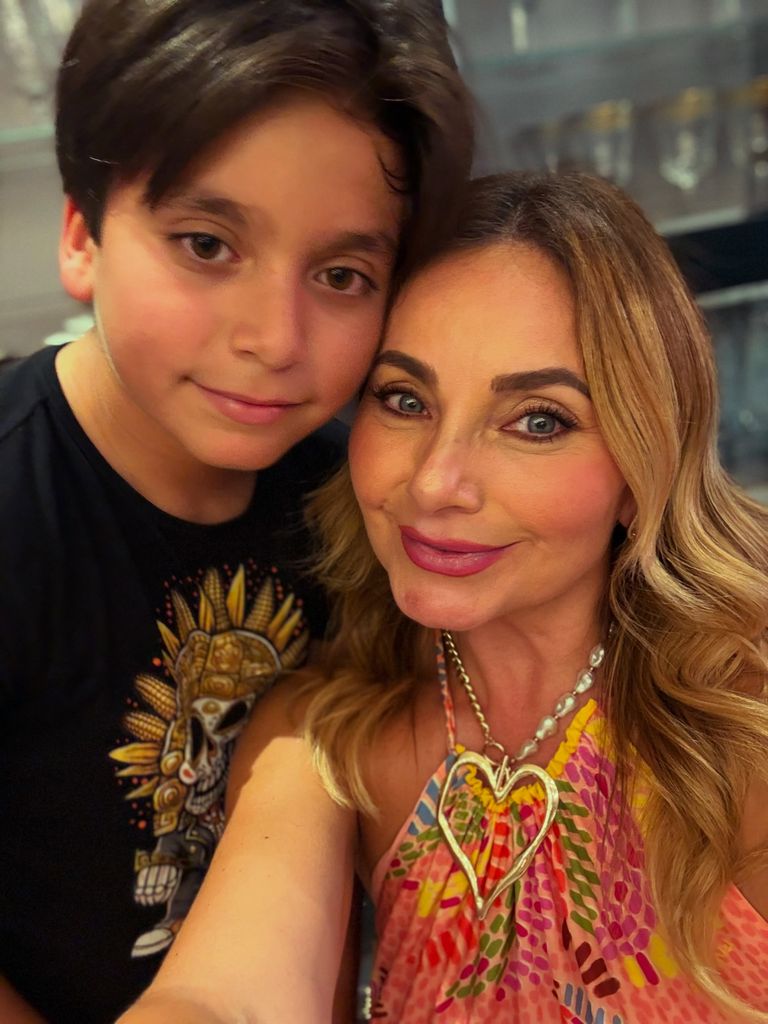 Elizabeth Álvarez y su hijo