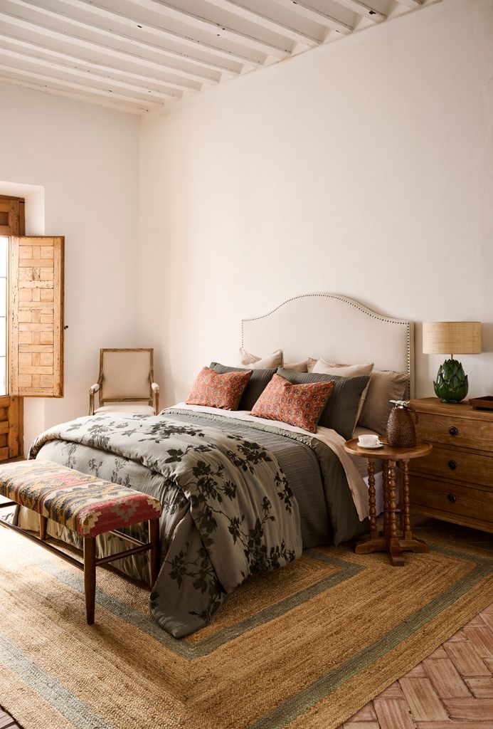 Dormitorio rústico con vigas vistas blancas