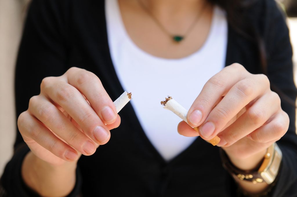 Adolescente rompiendo cigarro