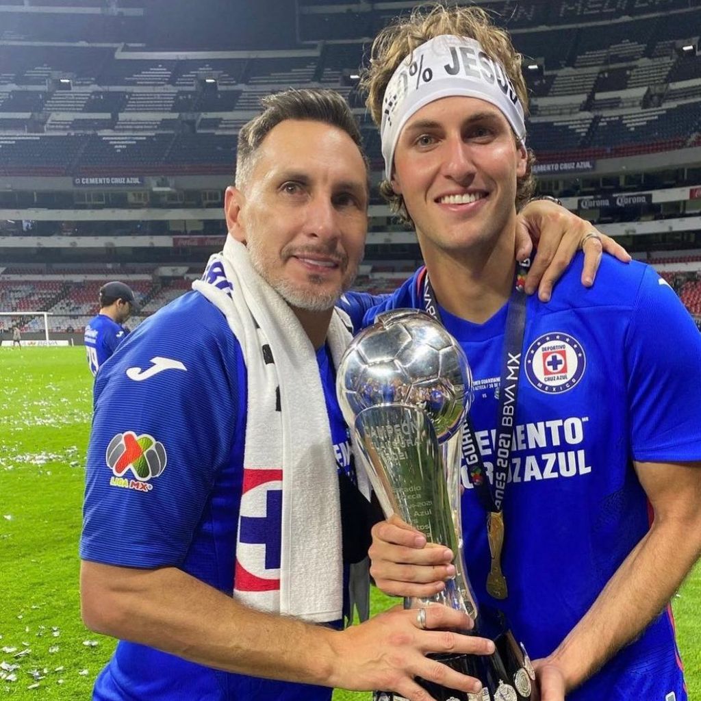 Santiago Giménez y su padre, Christian "Chaco" Giménez. 