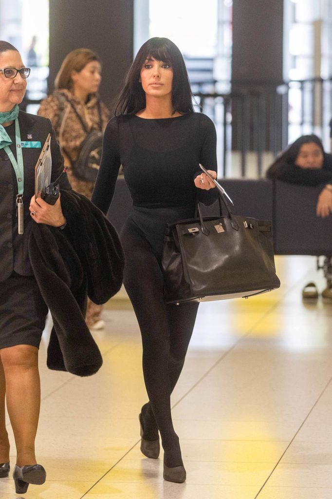 Bianca Censori lució un atuendo completamente negro a su llegada al aeropuerto de Melbourne antes de regresar a Estados Unidos.