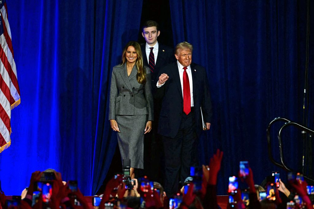 Plano medio de Donald Trump con su mujer Melania y su hijo Barron tras las elecciones