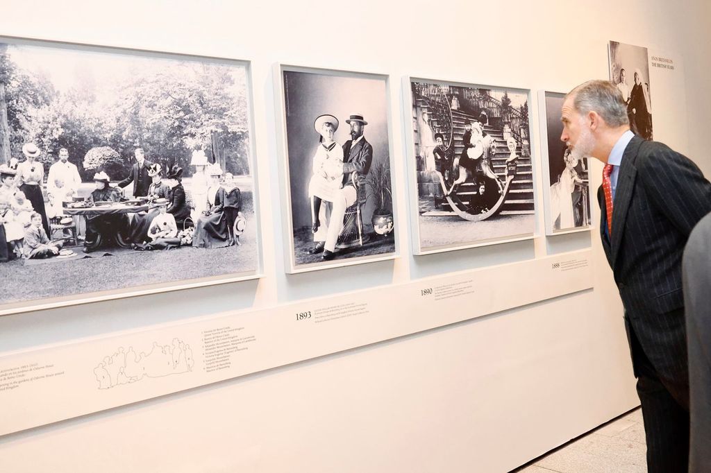 Don Felipe, contemplando algunas fotografías familiares de su biasbuela 