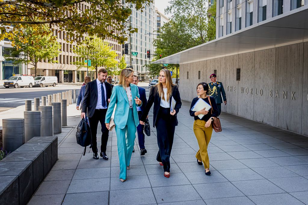 La reina Máxima y la princesa Amalia  llegan a la Corporación Financiera Internacional en Washington D. C.