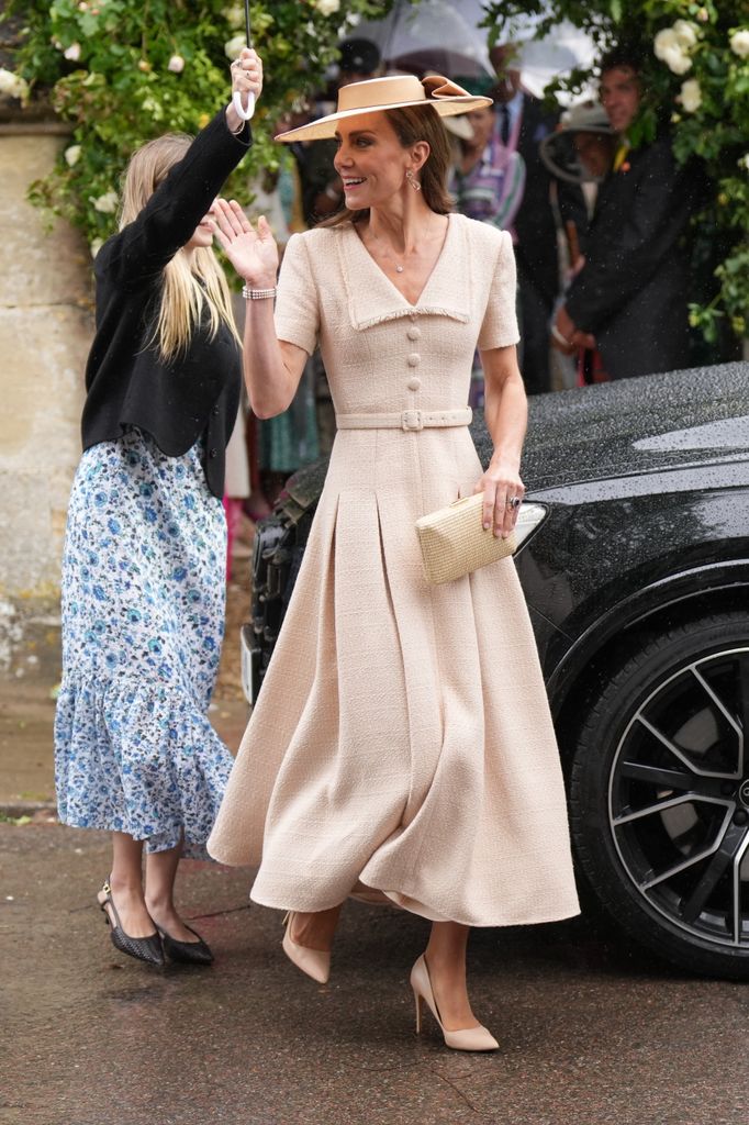 Kate Middleton, princesa de Gales, con vestido de tweed y tocado en la boda de Harriet Sperling y Peter Phillips, 2026.