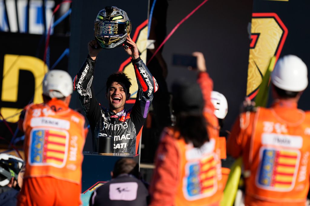 Plano medio de Jorge Martín celebrando su victoria en una carrera