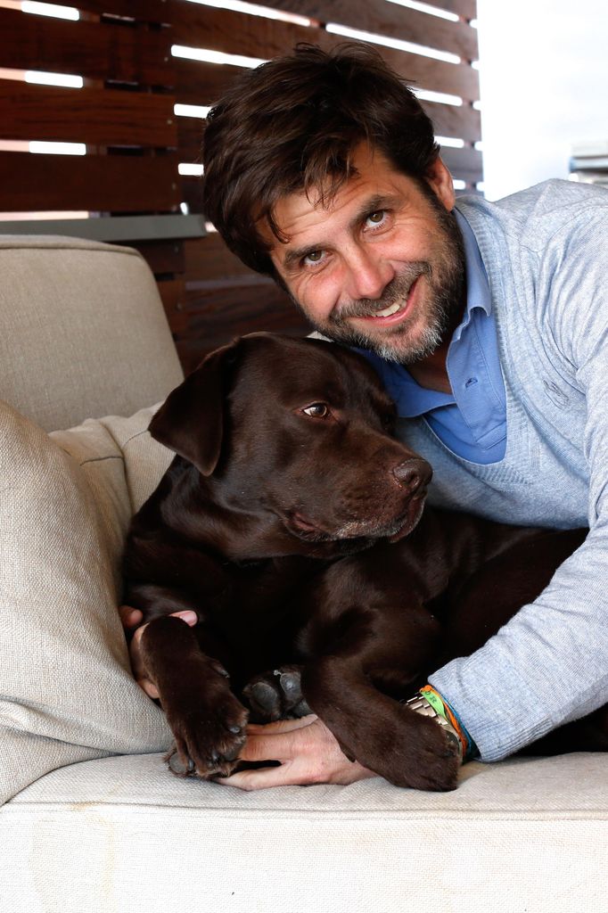 Luis Carvajal Hoyos con su perro Api