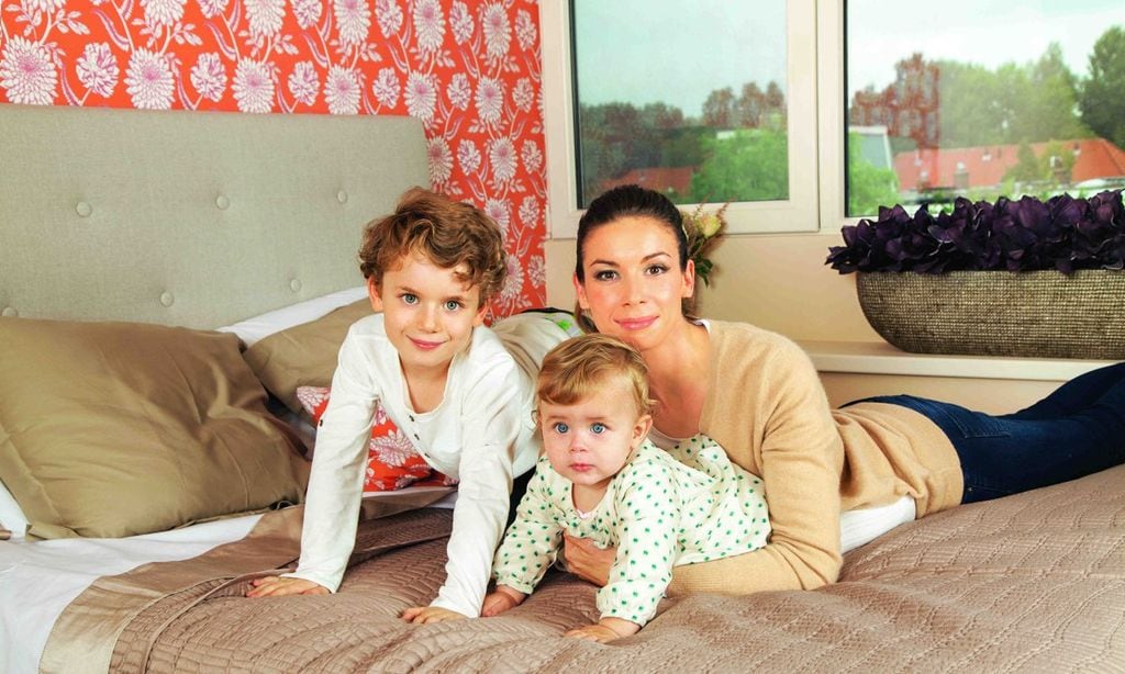 23/09/2013. Amsterdam. Holanda. Alba Santana Ximénez y su marido Aviv Miron posan con sus hijos, Alexander y Victoria, en su casa.