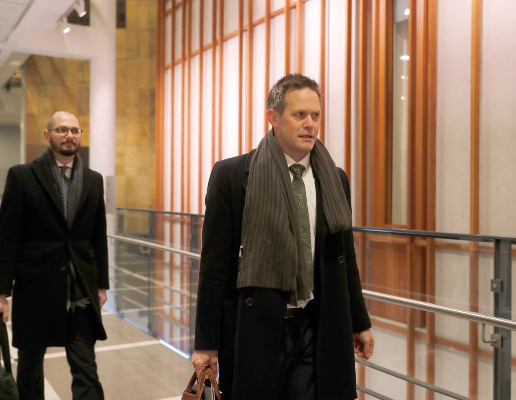Andreas Kruszewski, el abogado de la policía que dirigió la investigación (a la izquierda de la imagen) y Sturla Henriksbo, Fiscal General del Estado (en el centro) representan a la acusación