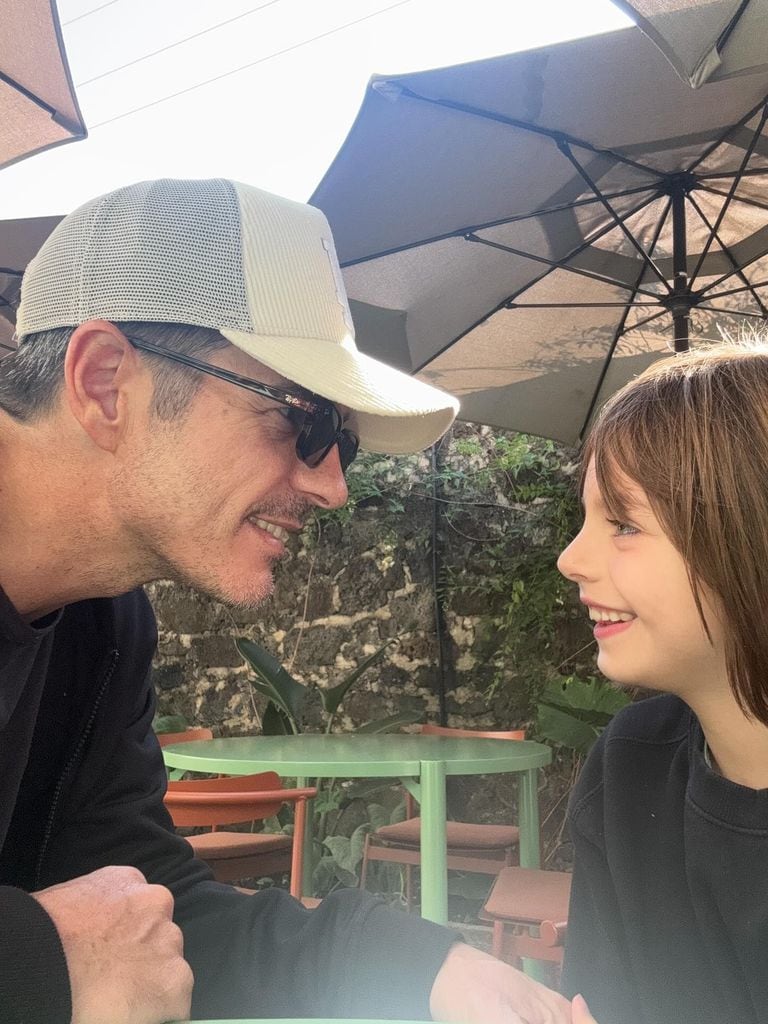 Mauricio Ochmann y su hija Kailani, de 7 años.