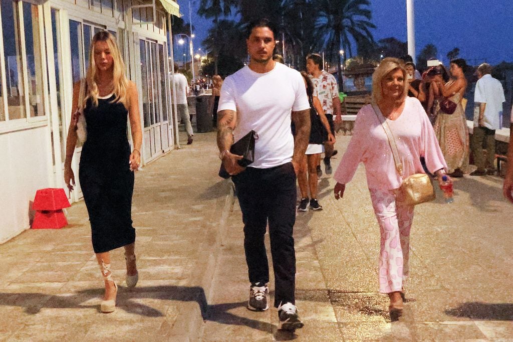 Terelu, Alejandra Rubio y Carlo Costanzia en Málaga 