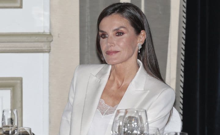 La reina Letizia hace un guiño a Leonor y actualiza su traje blanco en los Premios Francisco Cerecedo 2023
