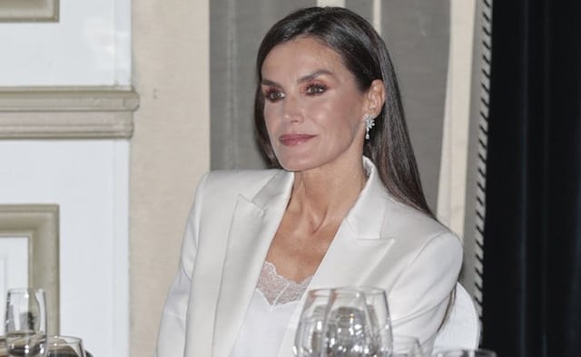 La reina Letizia hace un guiño a Leonor y actualiza su traje blanco