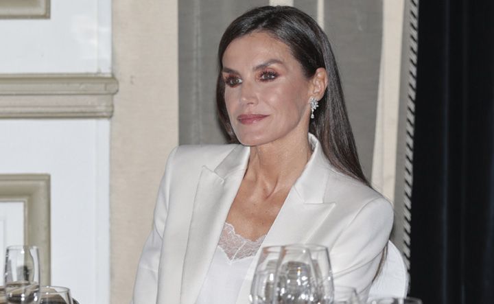 La reina Letizia hace un guiño a Leonor y actualiza su traje blanco