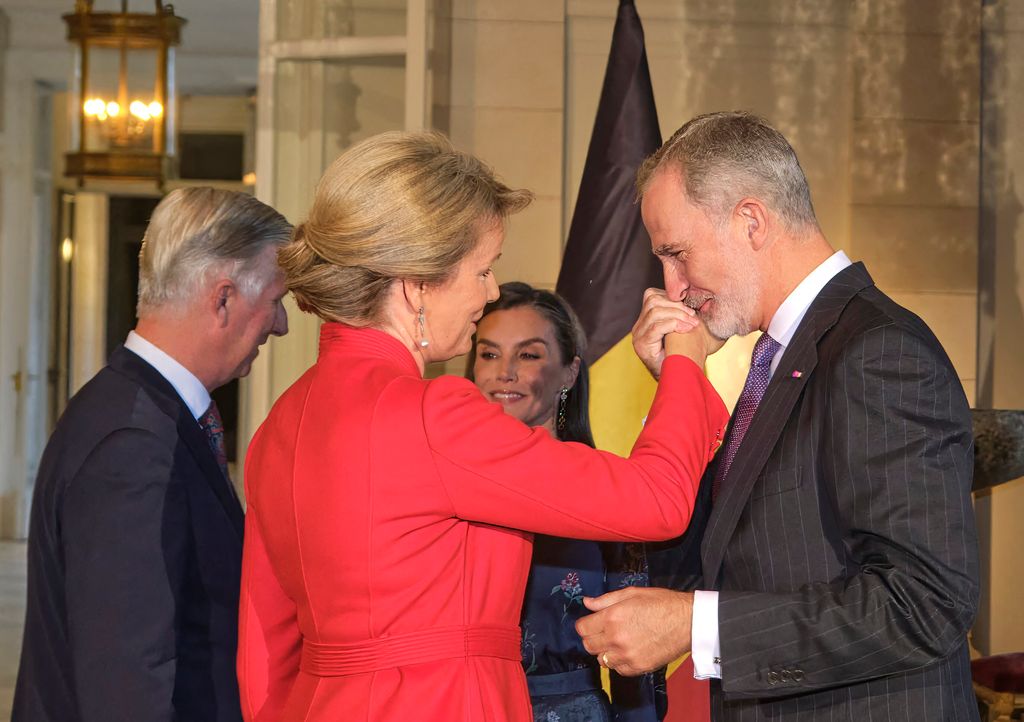 https://www.hola.com/moda/20251007860080/reina-letizia-look-bruselas-reyes-belgica-vestido-flores-armani/
