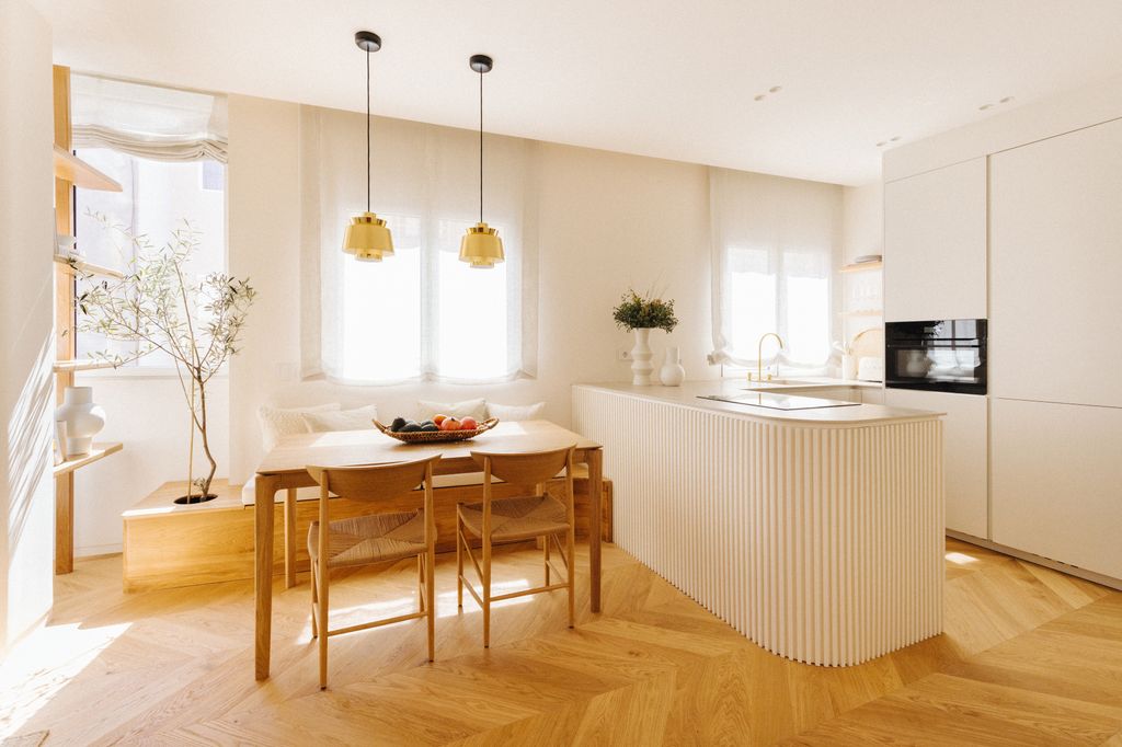 Comedor que integra un olivo cultivado en interior
