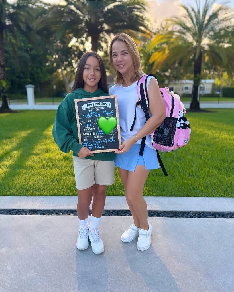 Adamari López y su hija Alaïa posando en el primer día de clases de 5° grado