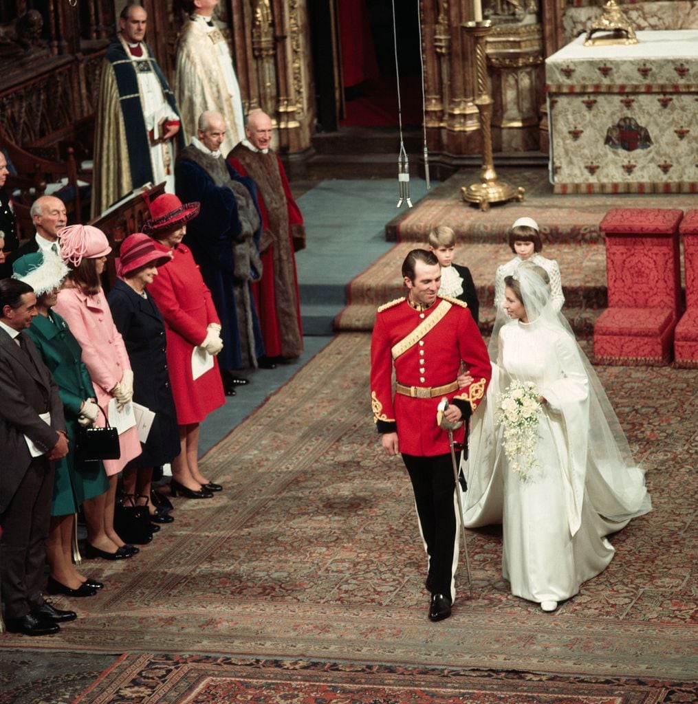 Plano general de la princesa Ana el día de su boda con Mark Phillips
