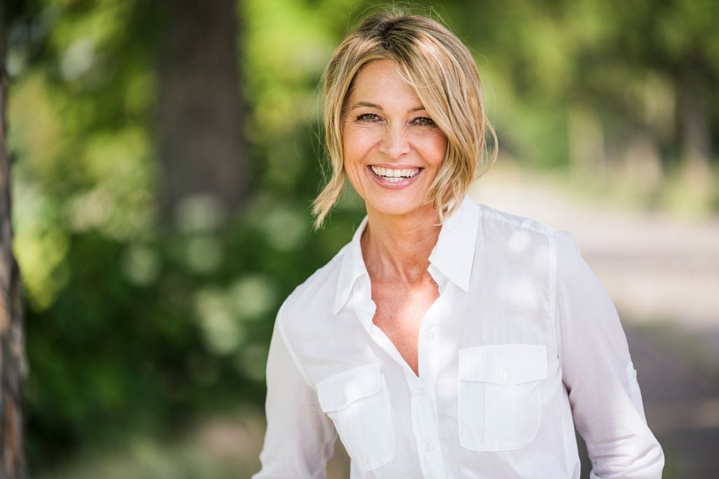 Mujer madura sonriendo en la naturaleza