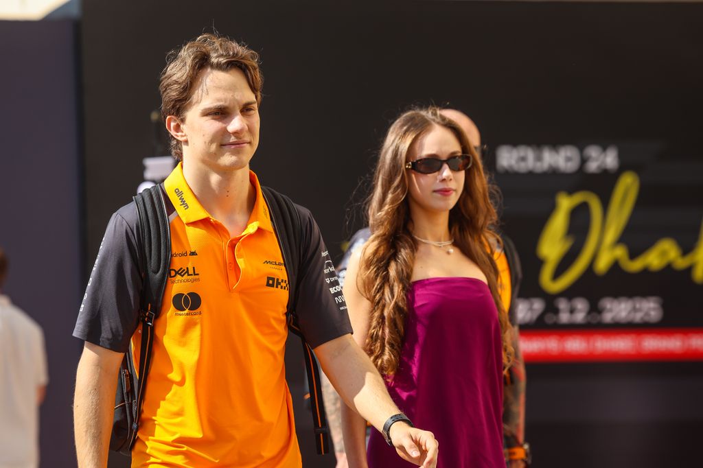 Oscar Piastri y su novia, en Yas Marina