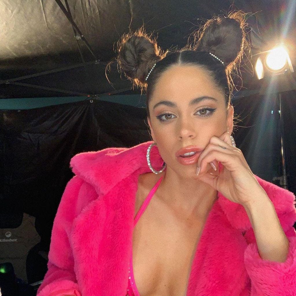 combina sus looks con argollas grandes
