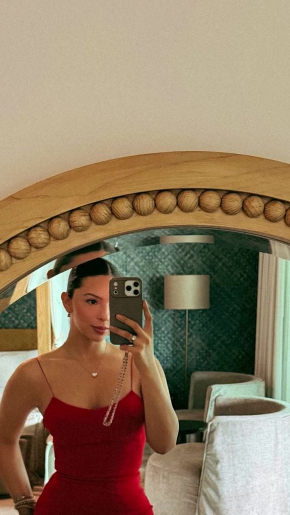 Ángela Aguilar deslumbró vestida de rojo.